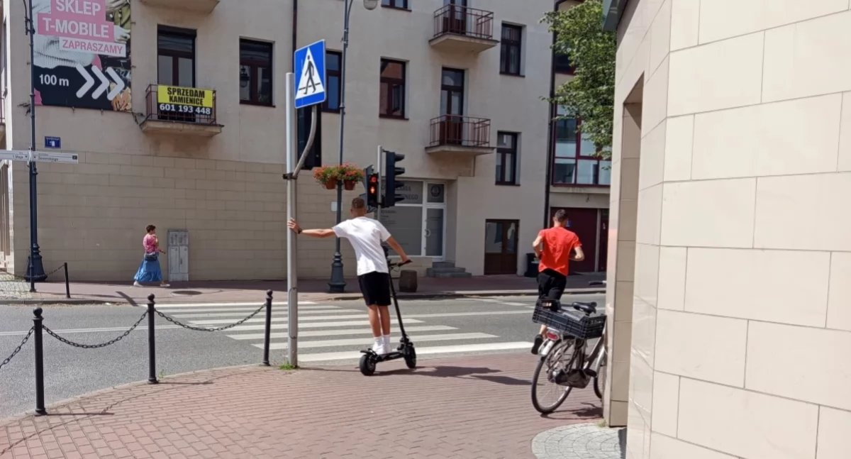Kronika kryminalna, Sprawdzali hulajnogi rowery akcja sochaczewskiej policji - zdjęcie, fotografia