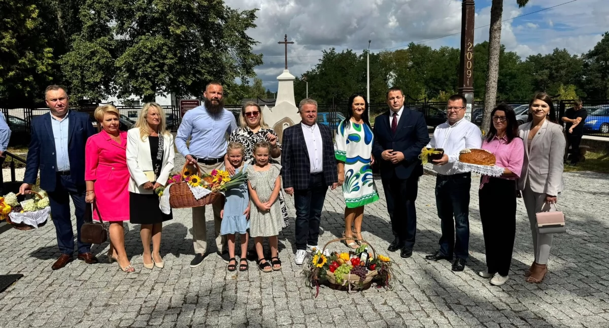 Imprezy cykliczne , Dożynki parafialne Kamionie wspólne dziękczynienie plony - zdjęcie, fotografia