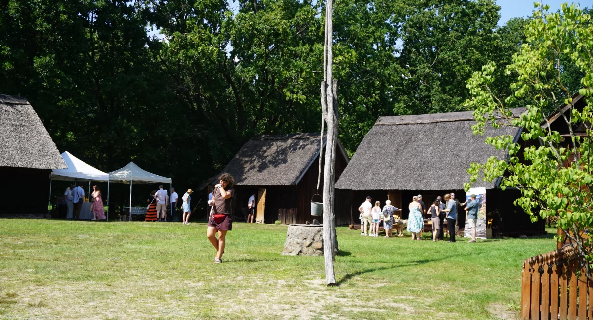 Atrakcje - Ciekawostki - Rekreacja, Sianokosy Granicy wspólna praca ochrona przyrody Kampinoskim Parku Narodowym - zdjęcie, fotografia