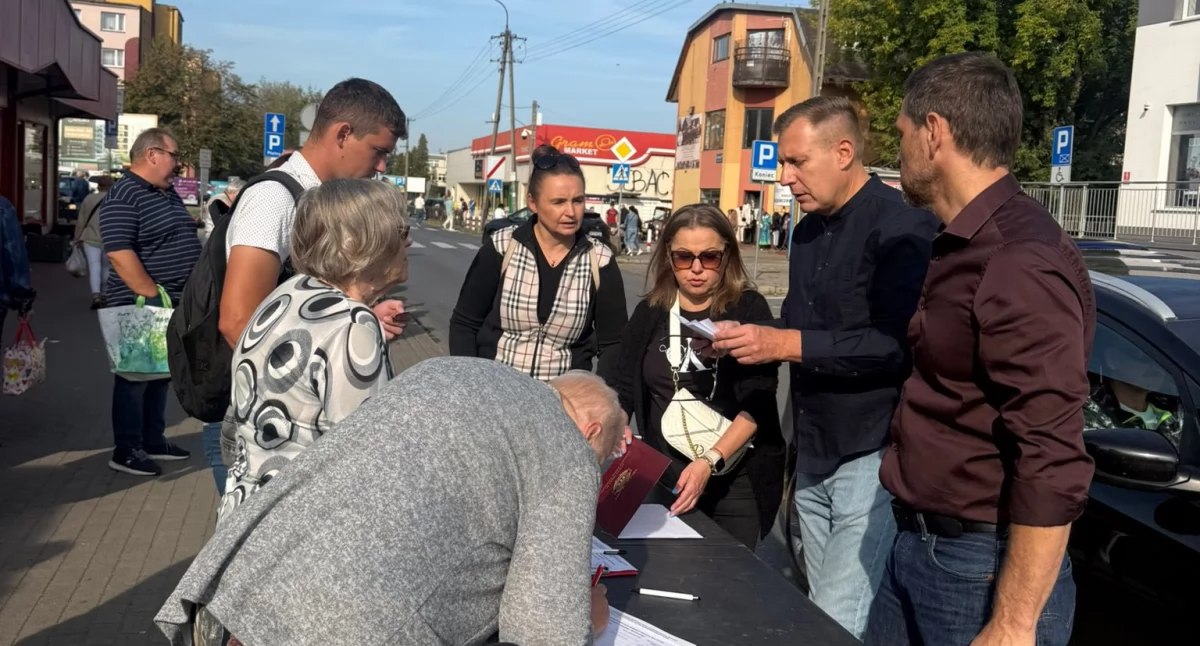 Partie i polityka, Sochaczewie zbierali podpisy przeprowadzeniu referendum - zdjęcie, fotografia