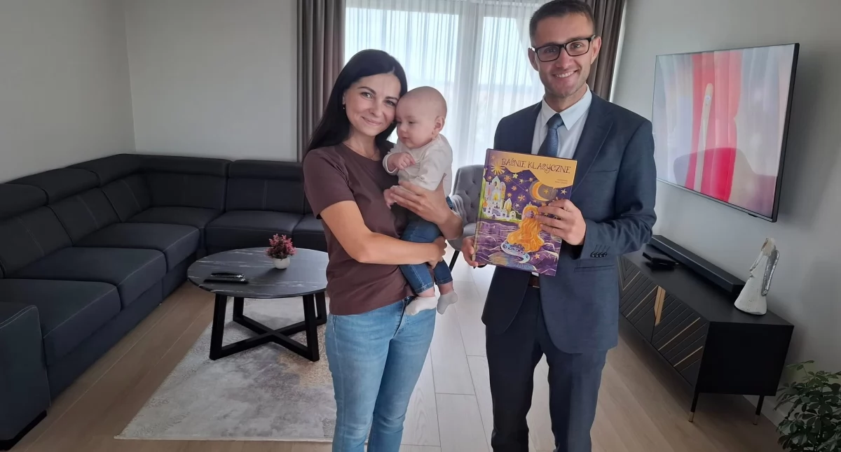 Promocje gospodarcze, Wójt Damian Jaworski odwiedził najmłodszych mieszkańców Gminy Rybno - zdjęcie, fotografia