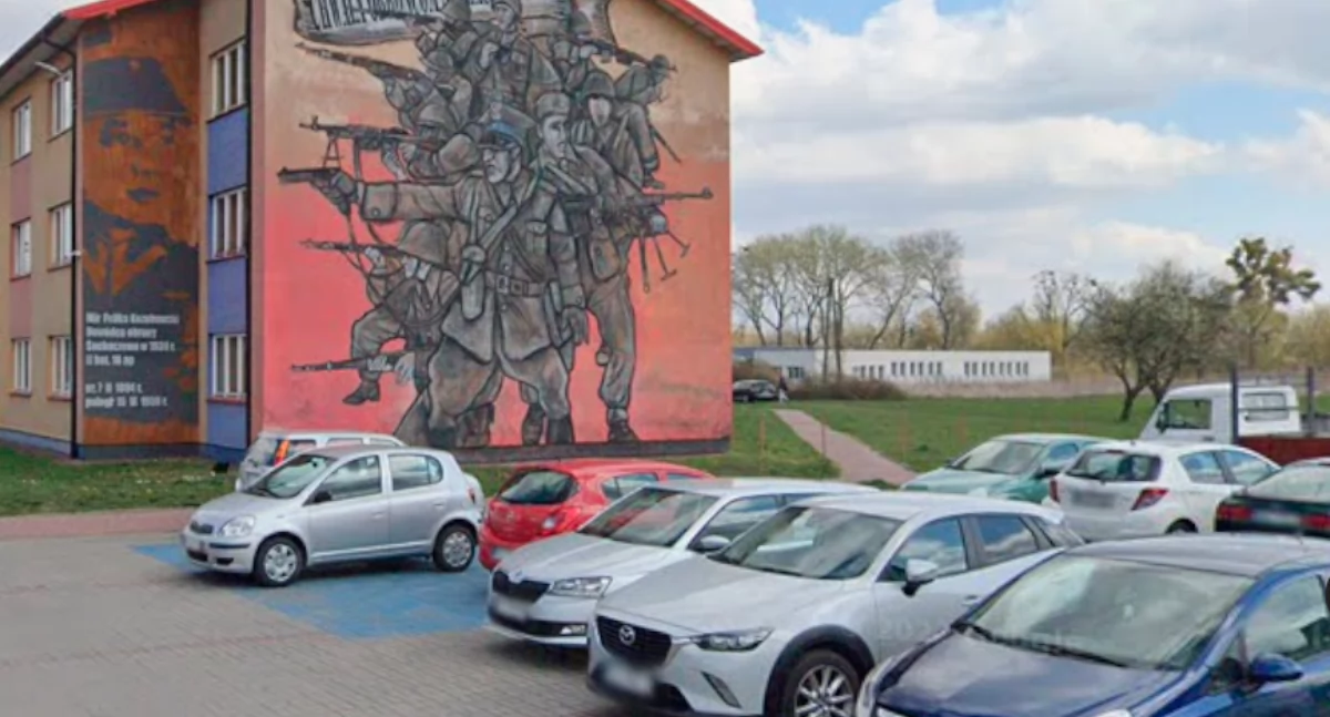 Sprawy urzędowe, Mniej miejsc postojowych parkingu przed sochaczewskim Starostwem - zdjęcie, fotografia