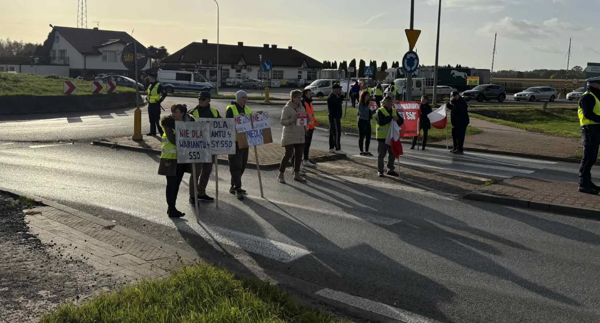 Interwencje i pomoc , Blokowali rondo Ruszkach protest przeciwko wariantowi trasy - zdjęcie, fotografia