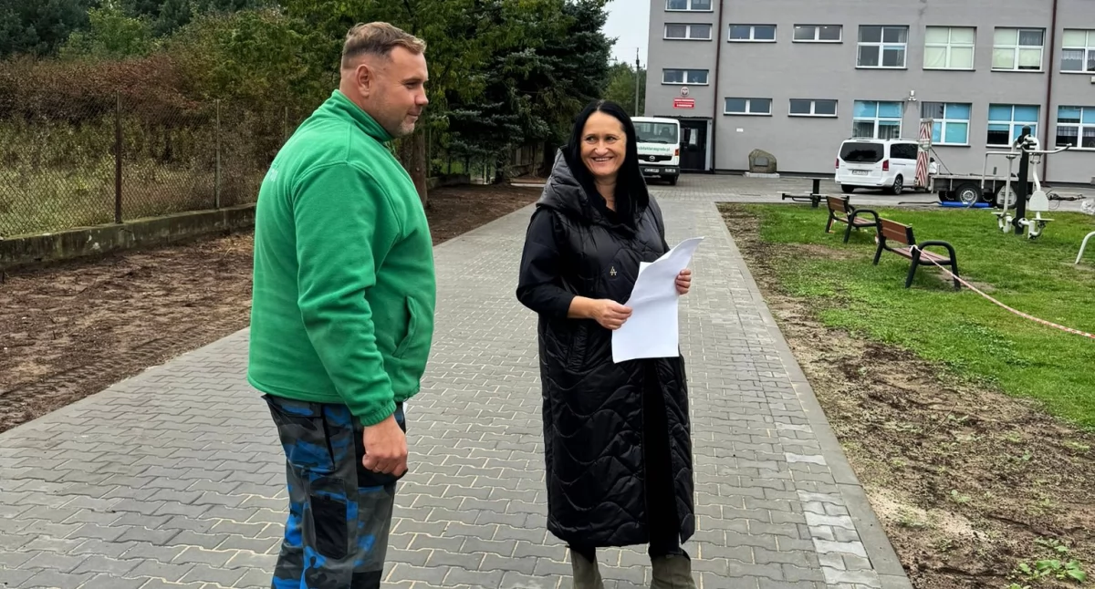 Imprezy cykliczne , Zielone otoczenie szkół Młodzieszynie Janowie nabiera kształtów - zdjęcie, fotografia