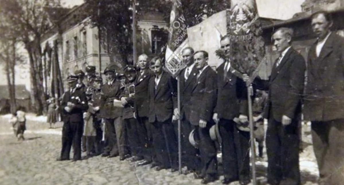 Członkowie Polskiego Organizacji Wojskowej z terenu powiatu sochaczewskiego podczas jednej z uroczystości zorganizowanej na Placu Kościuszki w okresie międzywojennym. Zdjęcie z archiwum rodzinnego państwa Szałabskich i Bierdrzyckich.