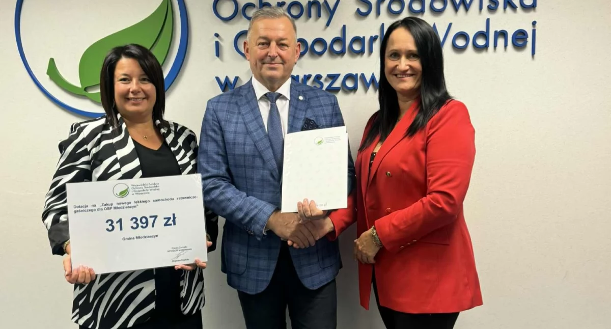 Sprawy urzędowe, Podpisano umowę dotacji WFOŚiGW zakup samochodu ratowniczo gaśniczego Młodzieszyn - zdjęcie, fotografia