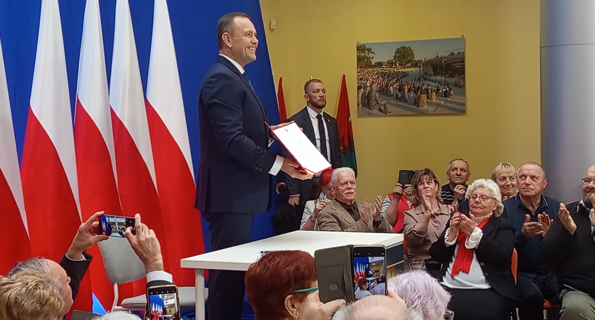 Partie i polityka, Prezydent Sochaczewie Karol Nawrocki podpisał projekt ustawy „godna emerytura” - zdjęcie, fotografia