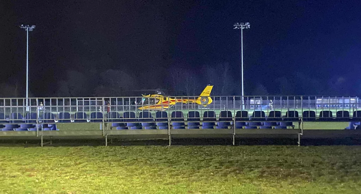 Pożary straż pożarna, Testowe lądowanie helikoptera ratownictwa Medycznego boisku Brochowie - zdjęcie, fotografia