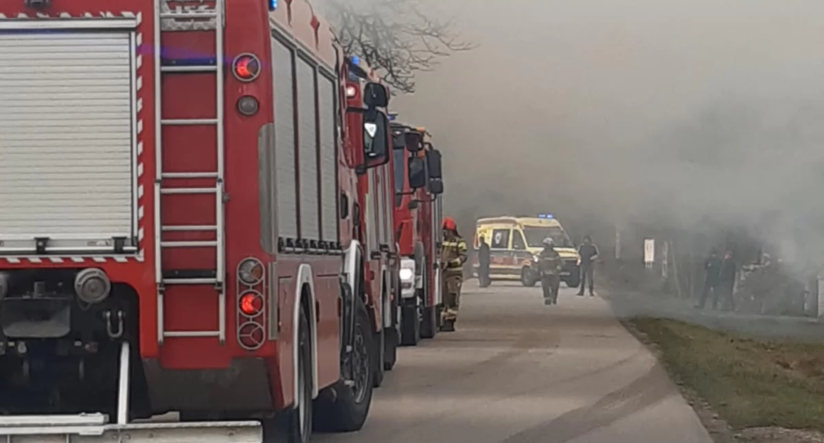 Pożary straż pożarna, Pożar Łaziskach płoną zabudowania mieszkalne - zdjęcie, fotografia