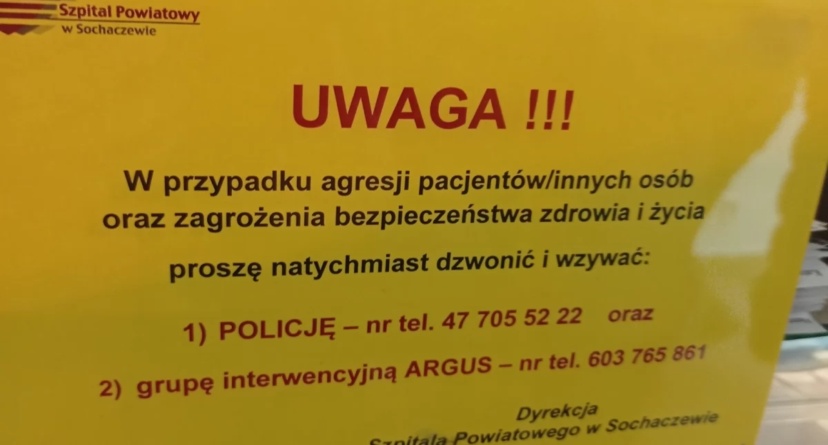 Interwencje i pomoc , Żółta karteczka okienku rejestracji - zdjęcie, fotografia