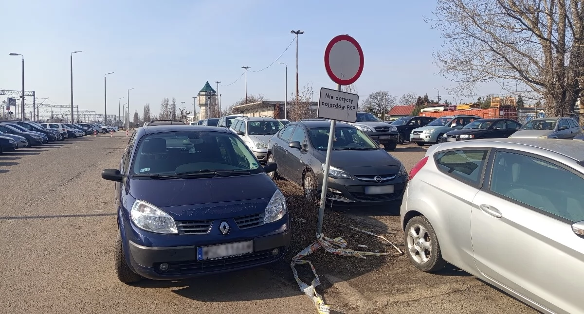 Interwencje i pomoc , Kolej upomniała swoje problemy parkowaniem sochaczewskim dworcu - zdjęcie, fotografia