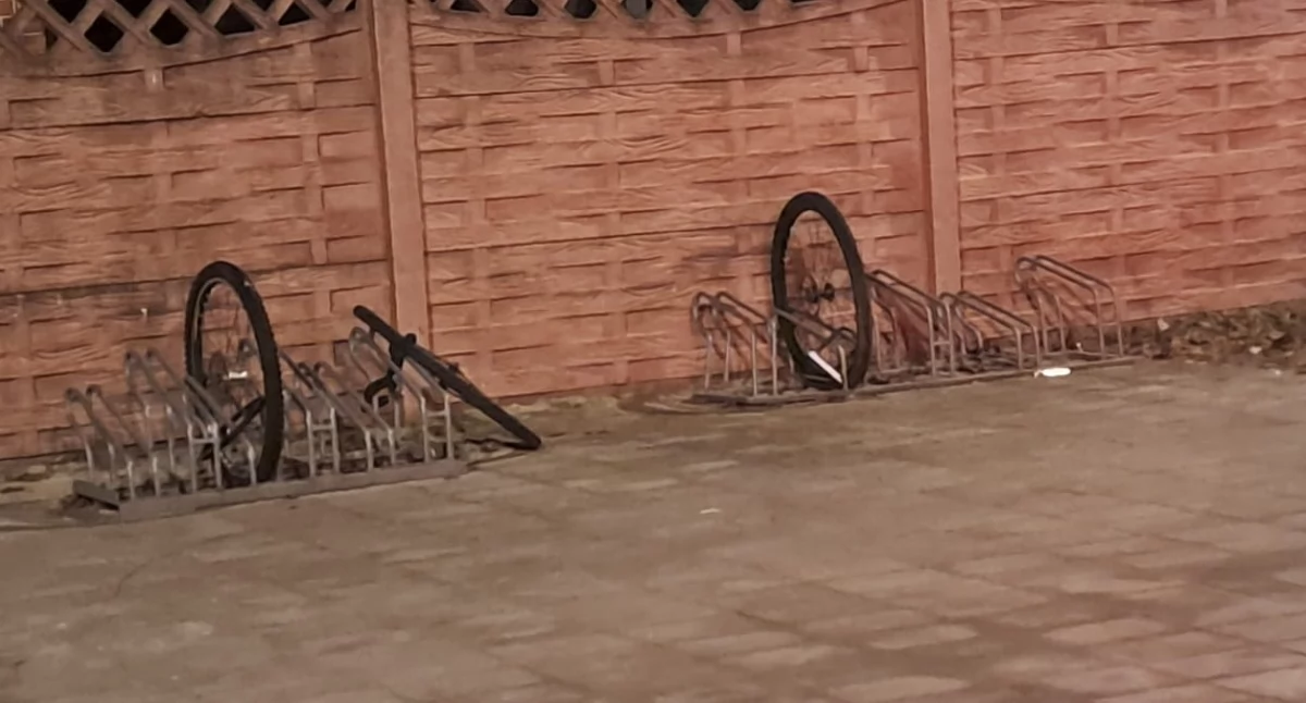 Interwencje i pomoc , rowerów pozostały tylko koła bezpiecznie sochaczewskim dworcu - zdjęcie, fotografia