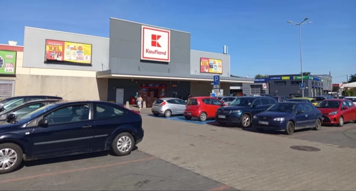 Interwencje i pomoc , Stanowisko Kaufland sprawie driftowania parkingu przed sochaczewskim marketem - zdjęcie, fotografia
