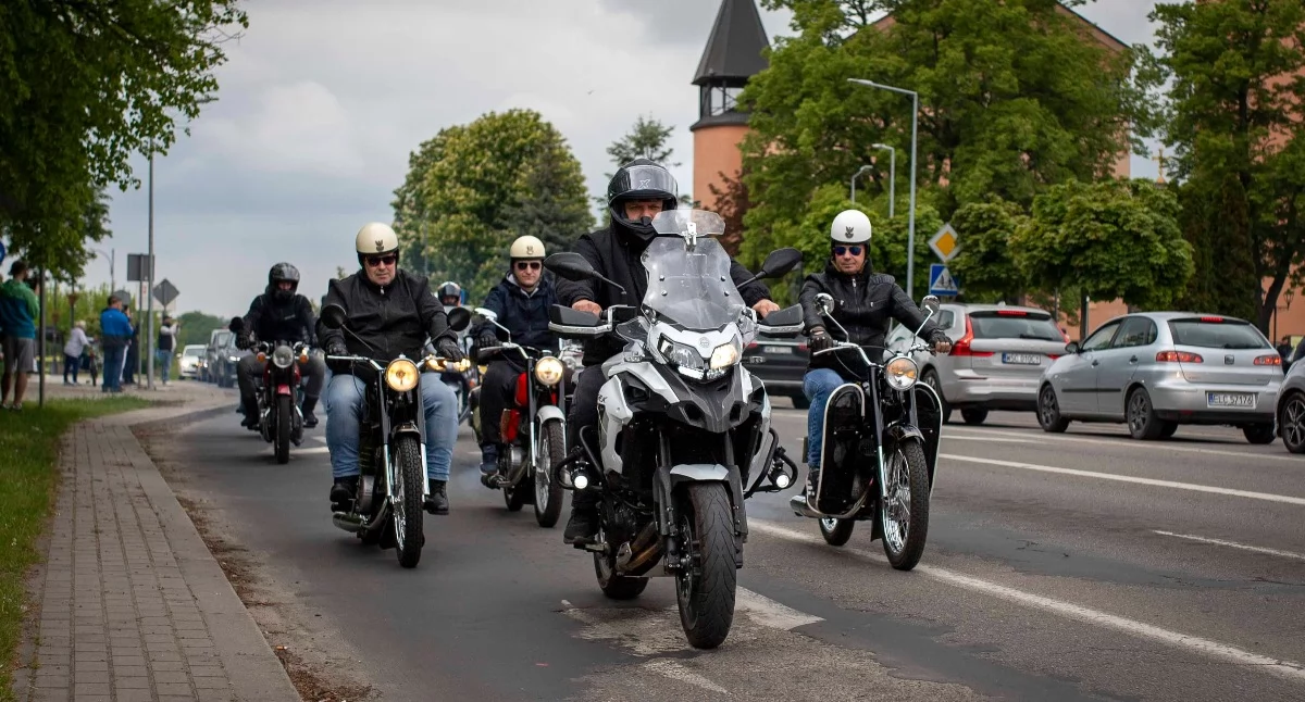 Imprezy cykliczne , Motocykliści rozpoczęli sezon placu Kościuszki Sochaczewie - zdjęcie, fotografia