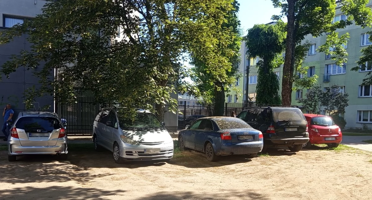 Interwencje i pomoc , Problem parkowaniem centrum Sochaczewa parkują nawet skwerze - zdjęcie, fotografia