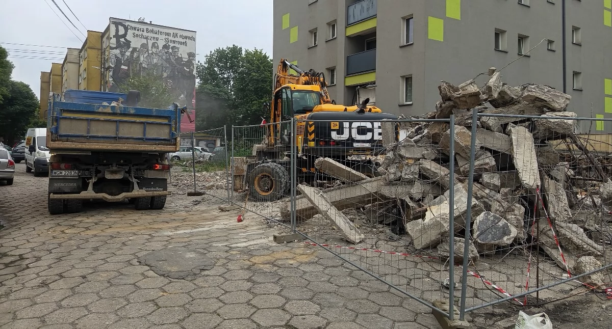 Inwestycje , Koniec pewnej sochaczewskiej historii kultowy budynek Senatorskiej zrównany ziemią - zdjęcie, fotografia