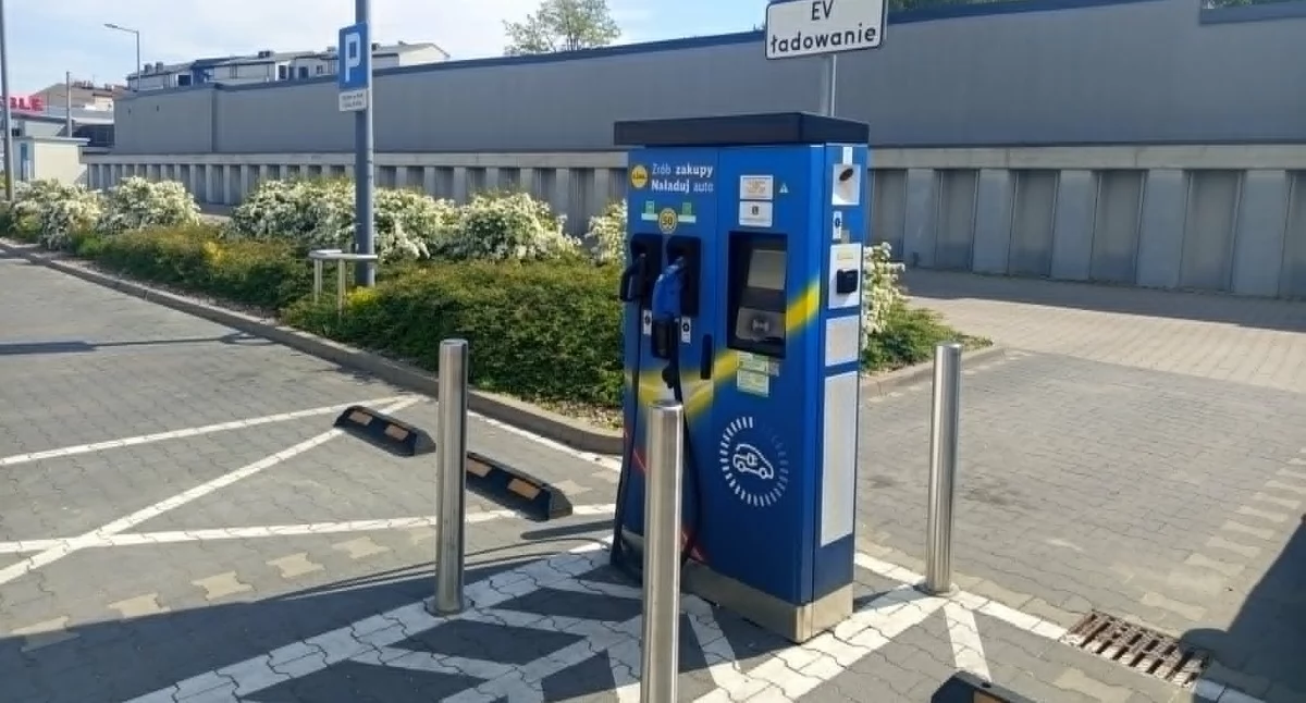 Motoryzacja, Elektromobilność Sochaczewie sprawdziliśmy aktualną mapę dostępność stacji ładowania elektrycznych - zdjęcie, fotografia