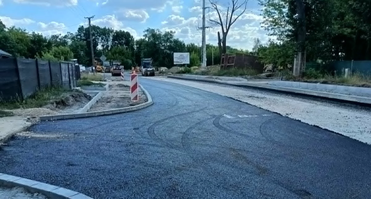 Sprawy urzędowe, Kluczowe poprawki lecia przejście ścieżka kościoła niszczejącymi schodami - zdjęcie, fotografia