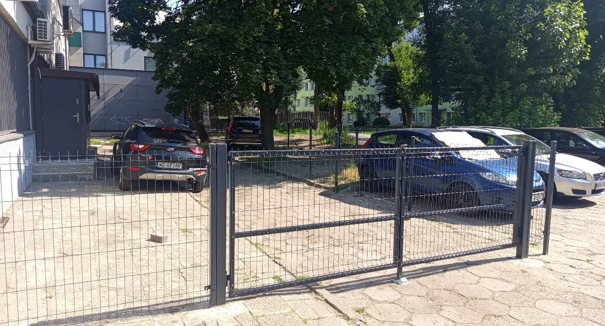 Interwencje i pomoc , Koniec parkowania skwerze śladem naszych interwencji - zdjęcie, fotografia