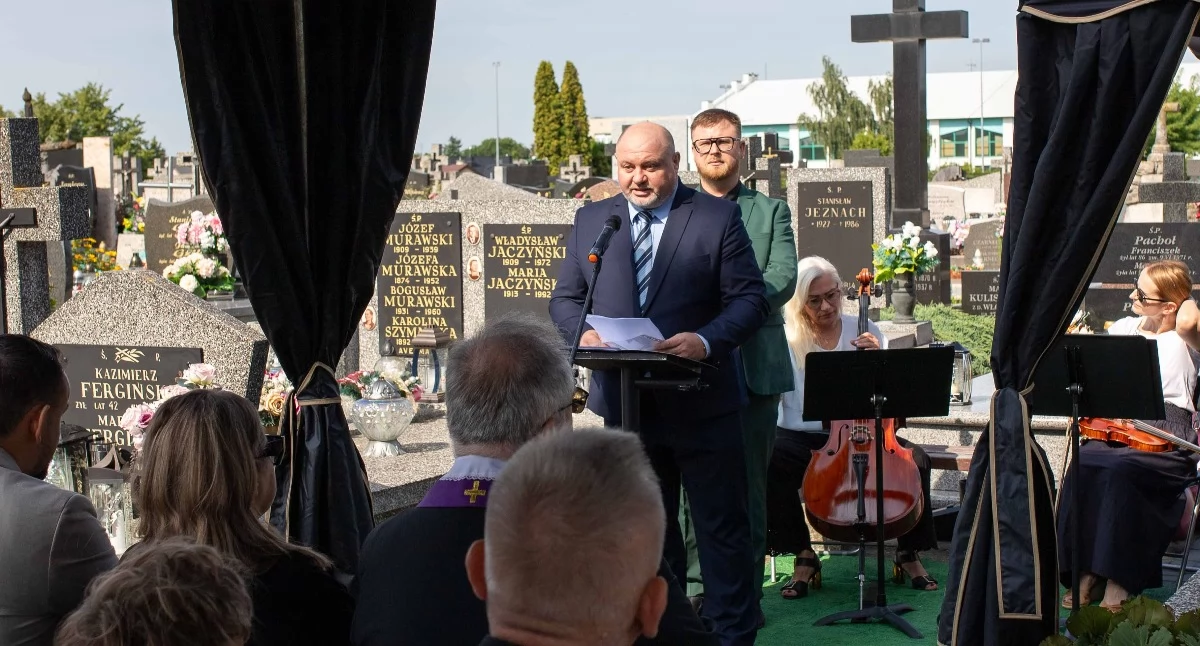 Piłka nożna, Pierwszy prezes Bzury Chodaków upamiętniony Poświęcono nagrobek Stanisława Poznańskiego - zdjęcie, fotografia