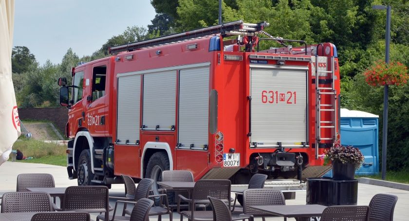 Strażacki wóz bojowym czeka w pogotowiu.