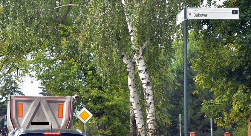 Korek na ulicy Gawłowskiej sięgnął aż do ulicy Bukowej.