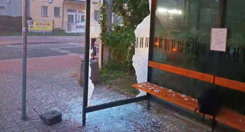 Zdjęcie przedstawia zniszczony przystanek ZKM przy PKP Sochaczew