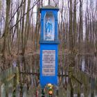 Kapliczka upamiętniająca rozstrzelanie mieszkańców Famułek Królewskich (fotografia ze...