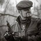 Gopnik w pełnej krasie, chociaż czarno-biały