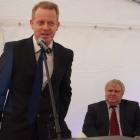 Wiceprezes Carrefour Polska Ronan Martin oraz, w tle, wiceburmistrz Sochaczewa...