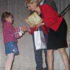 Elżbieta Szczypińska - kierownik PBW Filii w Sochaczewie wręcza nagrodę Mai Ert-Ebert.