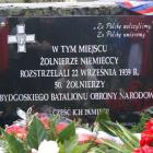 Nowo odsłonięta tablica z obowiązującym w czasach komunistycznych orderem Krzyża Grunwaldu
