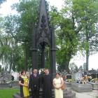 przed pomnikiem matki artysty malarza Heleny Mysyrowicz- Ślewińskiej
