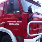Pojazd OSP Szymanów, którym przyjechali specjalisci od szerszeni