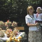 Aleksandra Chaber z córeczką przy swoich rękodziełach