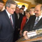 Wręczenie Panu Prezydentowi pamiątkowej pasteli autorstwa malarki  Ewy Kubeł -...