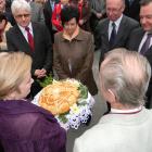 Według tradycji naszej kultury - powitanie chlebem i solą.