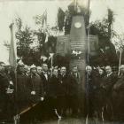 Wokół pomnika gromadzili sie Iłowianie podczas uroczystości patriotycznych  