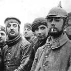 Zołnierze niemieccy i brytyjscy na wspólnej fotografii, Flandria 25.XII.1914