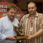 Krzysztof Krawczyk i Mirosław Wiechczyński z nagrodą \