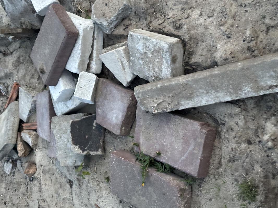 Oddam trochę kostki brukowej, całe i połamane...