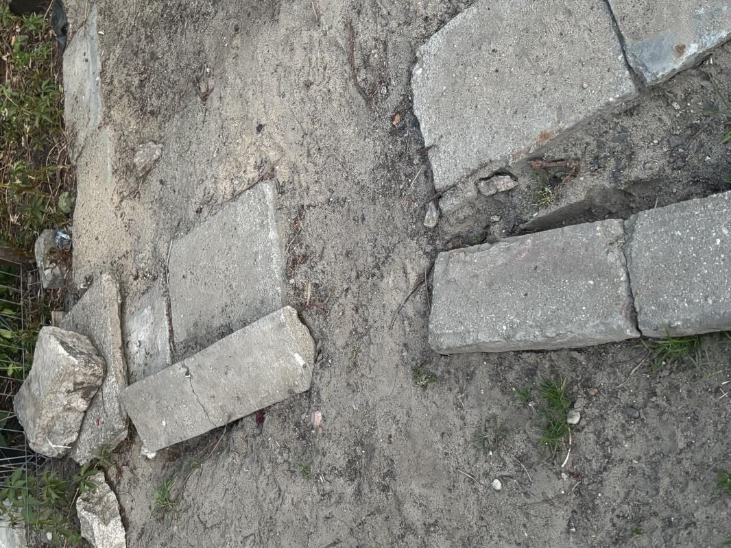Oddam trochę kostki brukowej, całe i połamane...