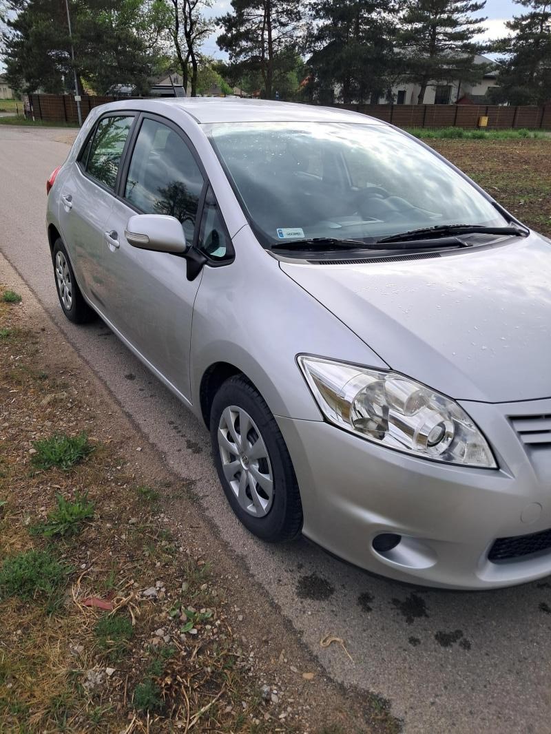 Sprzedam zadbaną i niezawodną Toyotę Auris 1.33...