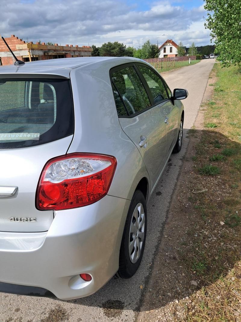 Sprzedam zadbaną i niezawodną Toyotę Auris 1.33...