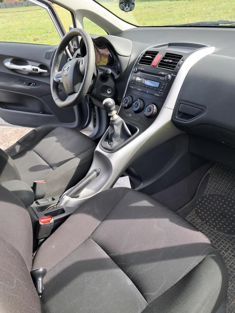 Sprzedam zadbaną i niezawodną Toyotę Auris 1.33...