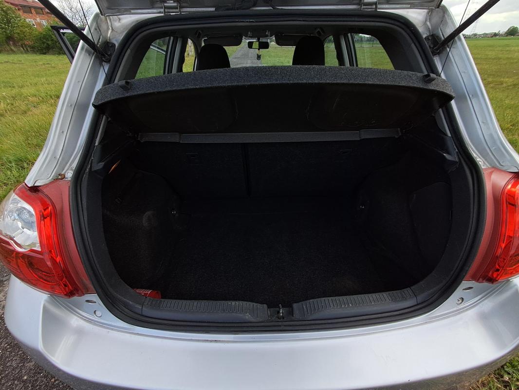 Sprzedam zadbaną i niezawodną Toyotę Auris 1.33...