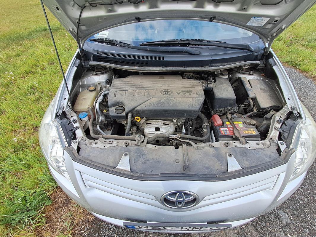 Sprzedam zadbaną i niezawodną Toyotę Auris 1.33...