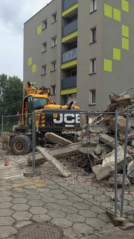 Koniec pewnej sochaczewskiej historii - kultowy budynek na Senatorskiej zrównany z ziemią