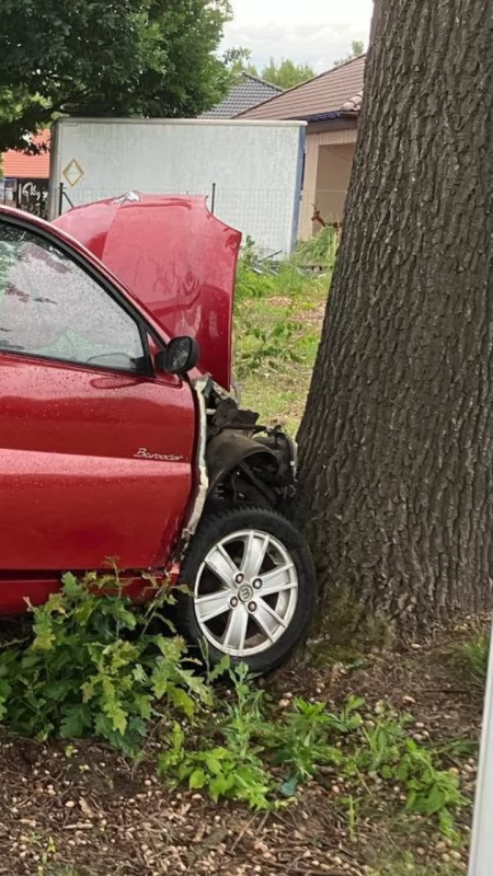 Wypadek microcara w Okopach - świadkowie postawili auto na koła, kierowca w szpitalu