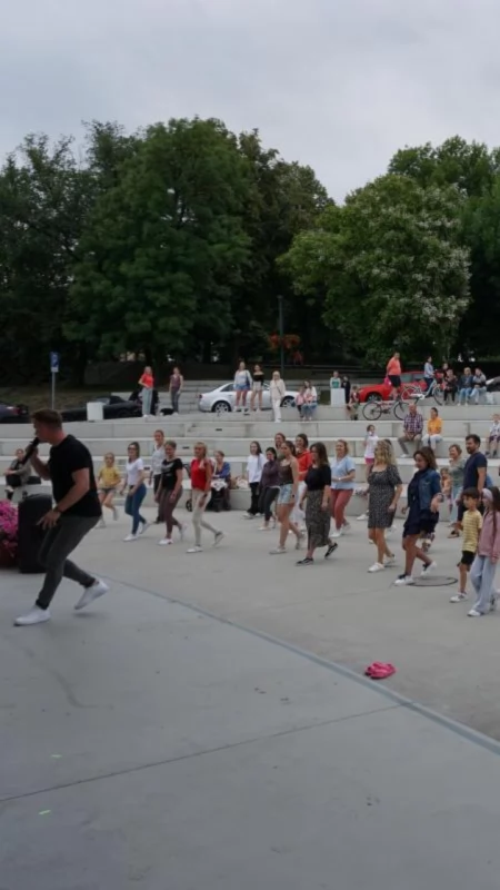 Tańce z całego świata – wakacyjne wieczory pełne muzyki i pasji na sochaczewskim Podzamczu